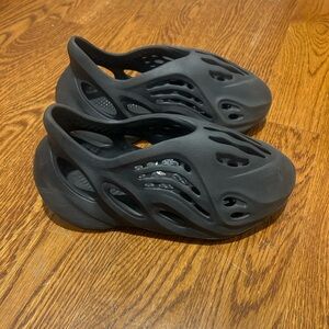 Yeezy Black/Grey Foam Runners- Size 5